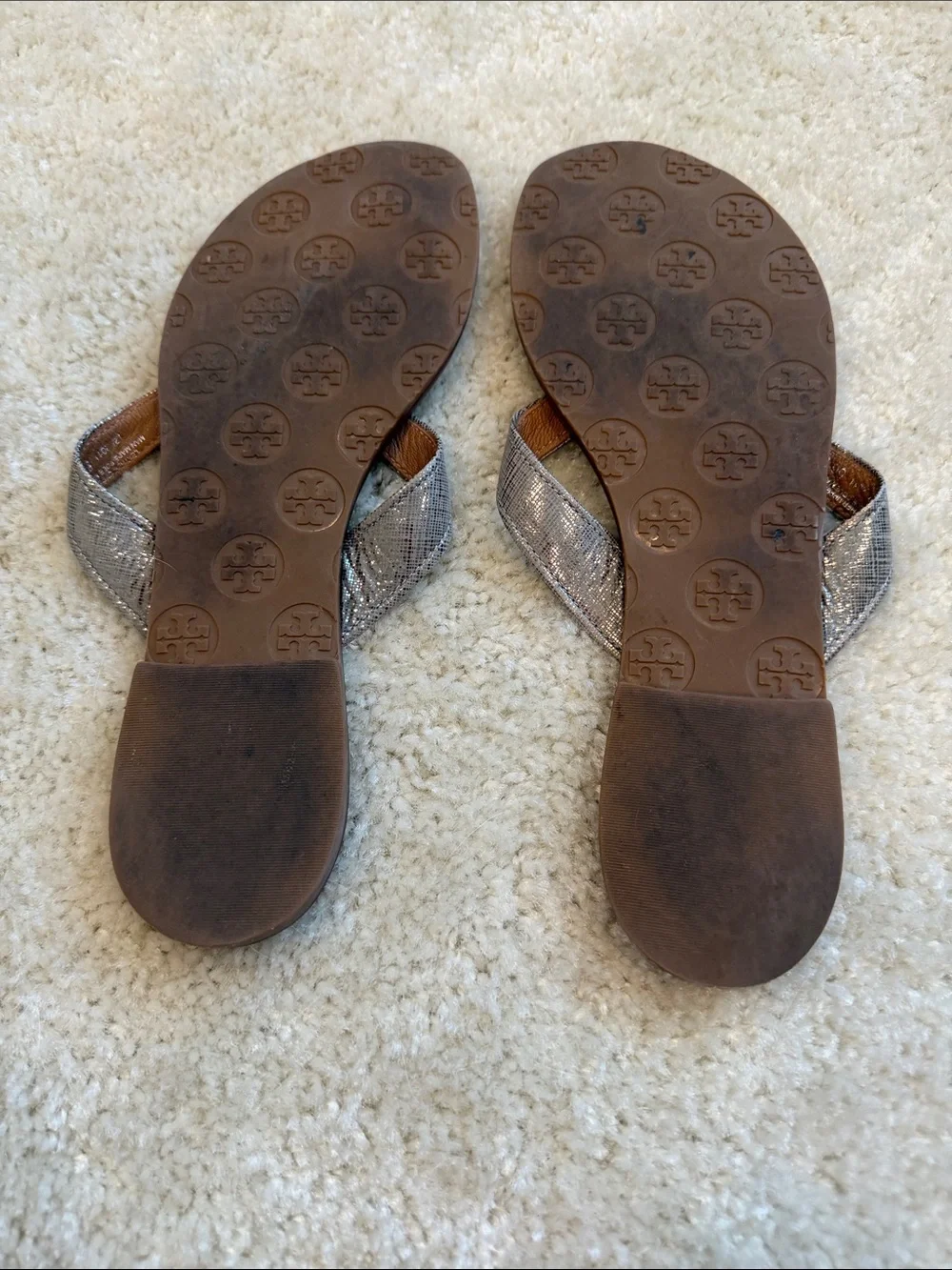Tory Burch Women’s silver thong flip flops size 8